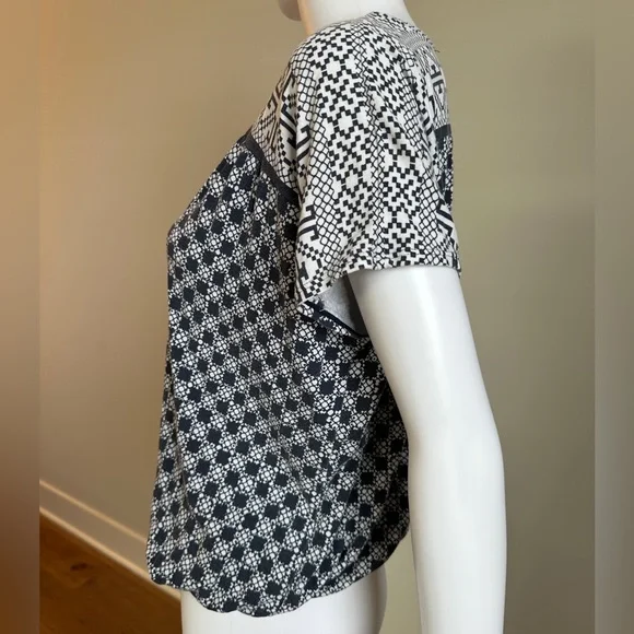 Patterned Keyhole Top - Picture 8 of 8